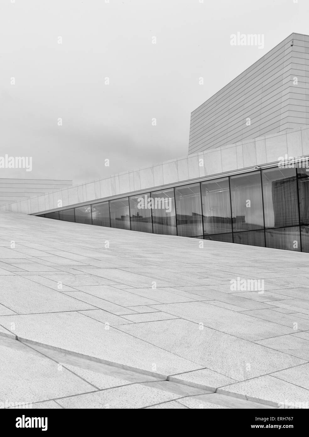 Detail der Schrägdach mit Verglasung und Reflexion. Oslo Operhus, Opernhaus, Oslo, Norwegen. Architekt: Snøhetta, Tarald Lundeval Stockfoto