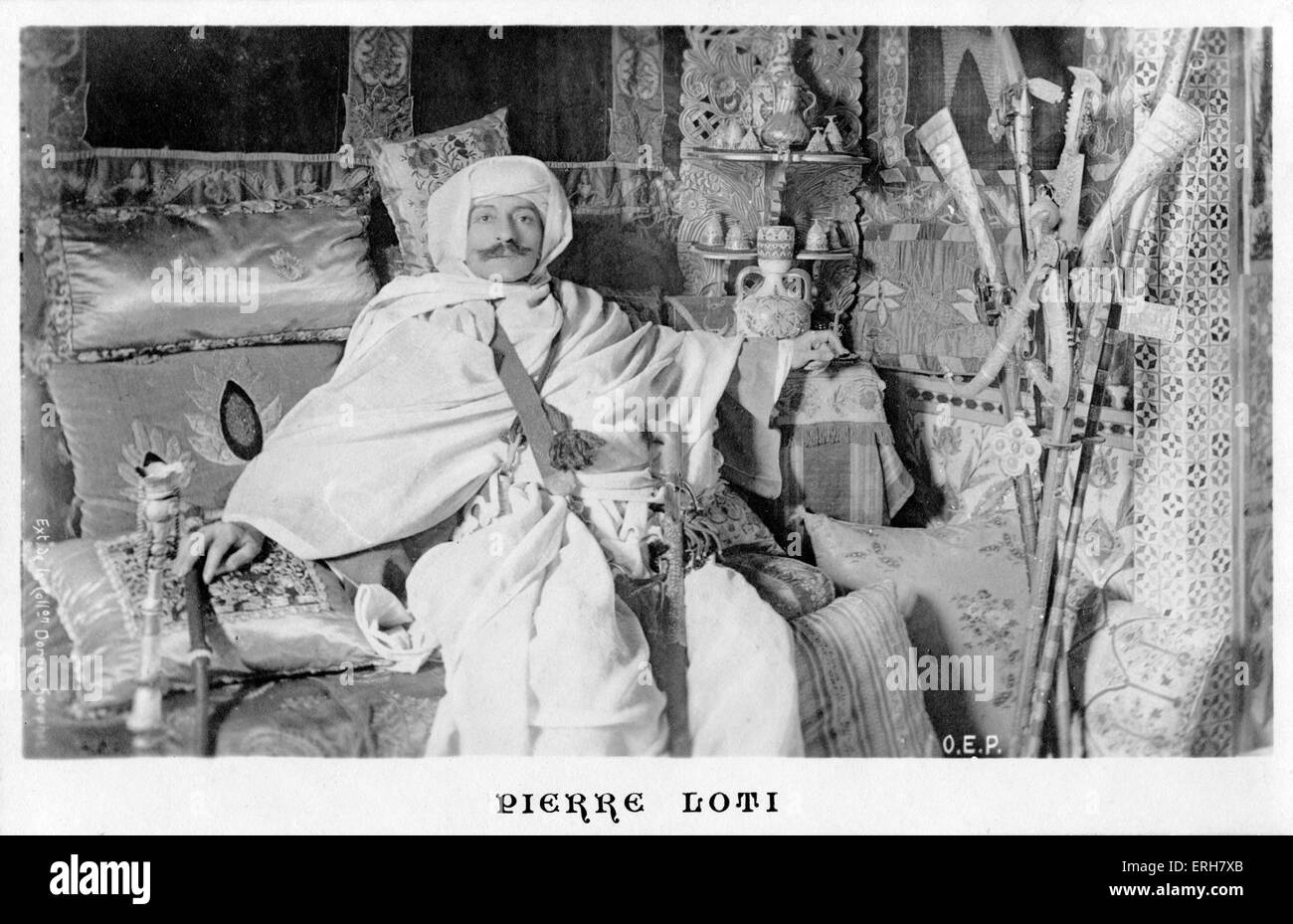 Pierre Loti (Julien Viaud), französischer Schriftsteller: 14. Januar 1850 – 10. Juni 1923, sitzen in einer Nahen Ostens Themenzimmer in arabischer Kleidung gekleidet. Stockfoto