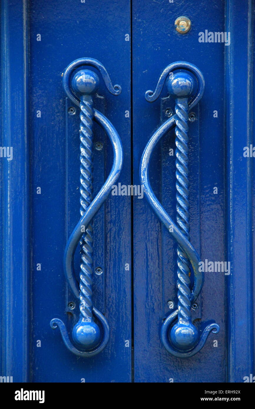 Hellen blauen Türen mit aufwendigen griffen, die auf ihre dekorativen Eigenschaften aufmerksam machen. Stockfoto