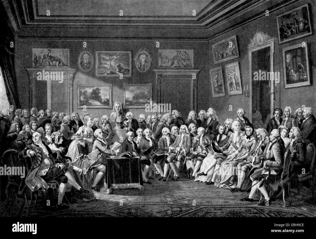 Lesung von Voltaire spielen "Orphelin De La Chine" im Salon von Madame Geoffrin in Anwesenheit von bekannten aus dem 18. Jahrhundert Männer. Bei Stockfoto