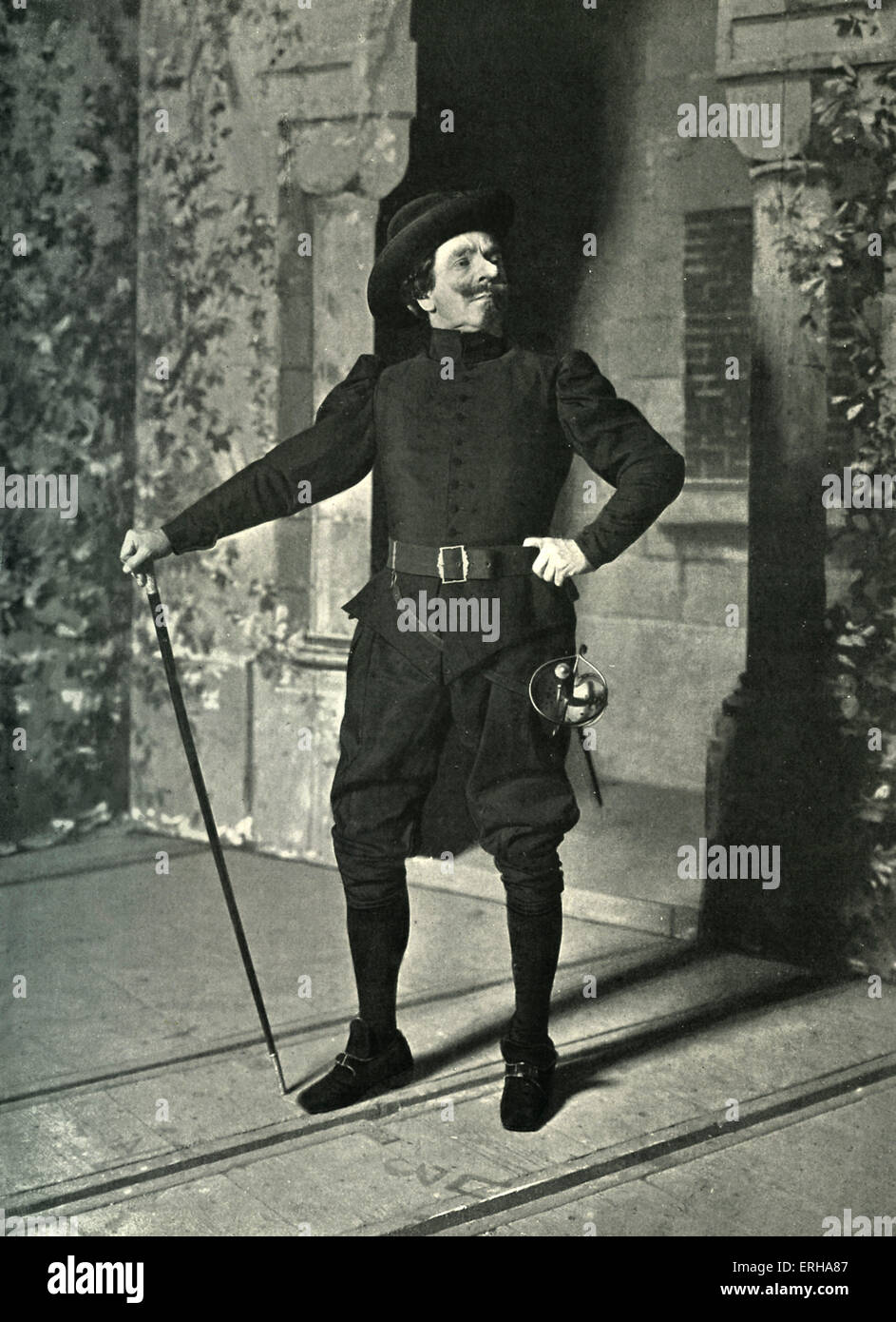 Coquelin Aîné als Cyrano de Bergerac 1898. Porträt des Schauspielers gekleidet als Cyrano de Bergerac in der Leistung bei Stockfoto