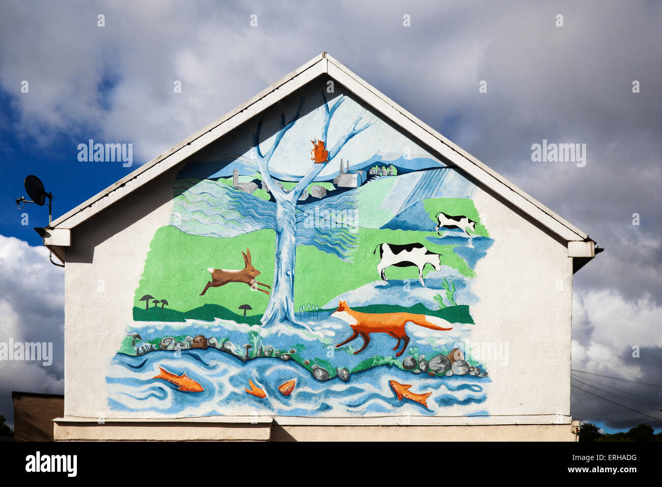 Landwirtschaft, Tiere, Riverside Pastoralszene auf Hausgiebel, Preston, Lancashire, Großbritannien Stockfoto