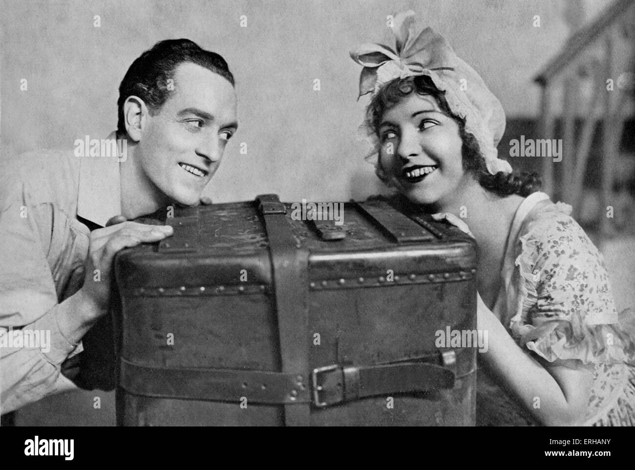 Alexander (Gene Gerrard, 1892-1971) und Julie (Dolores Farris) in Sigmund Romberg der Operette (1887-1951), "The New Moon", erste Stockfoto