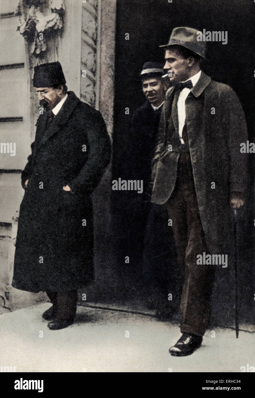 Sowjetischen Schriftsteller Vladimir Mayakovsky mit Bildungsminister Anatoli Vasilevich Lunacharsky (links) - eingesetzt von Lenin zu kontrollieren Stockfoto