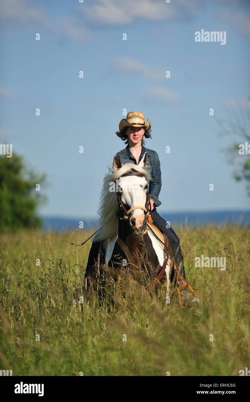 Frau reitet auf Pferd Stockfoto