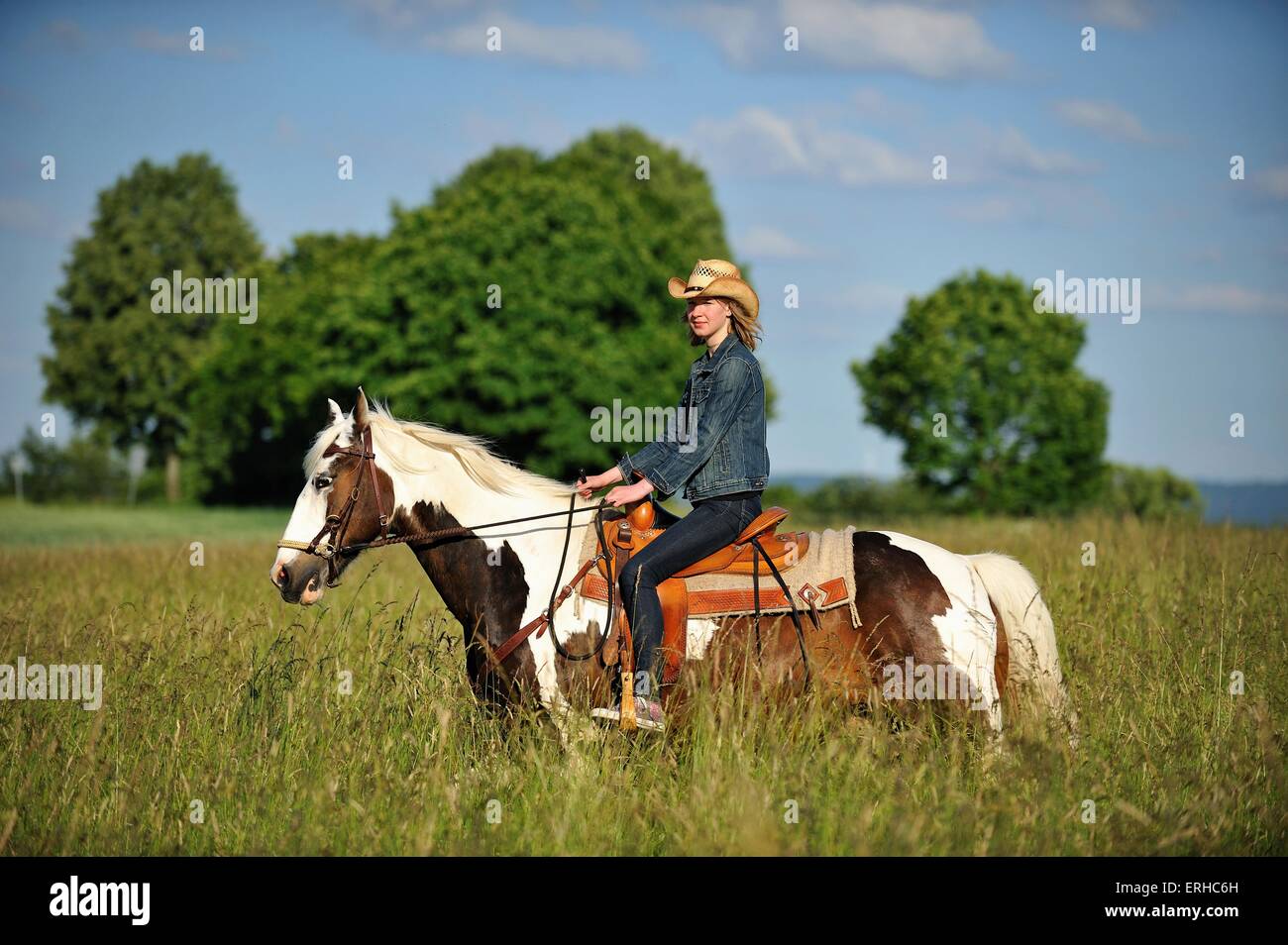Frau reitet auf Pferd Stockfoto