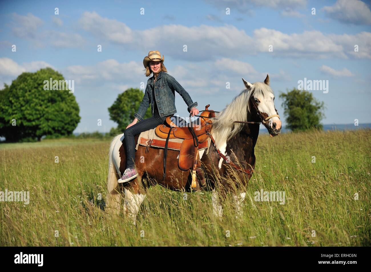 Frau reitet auf Pferd Stockfoto