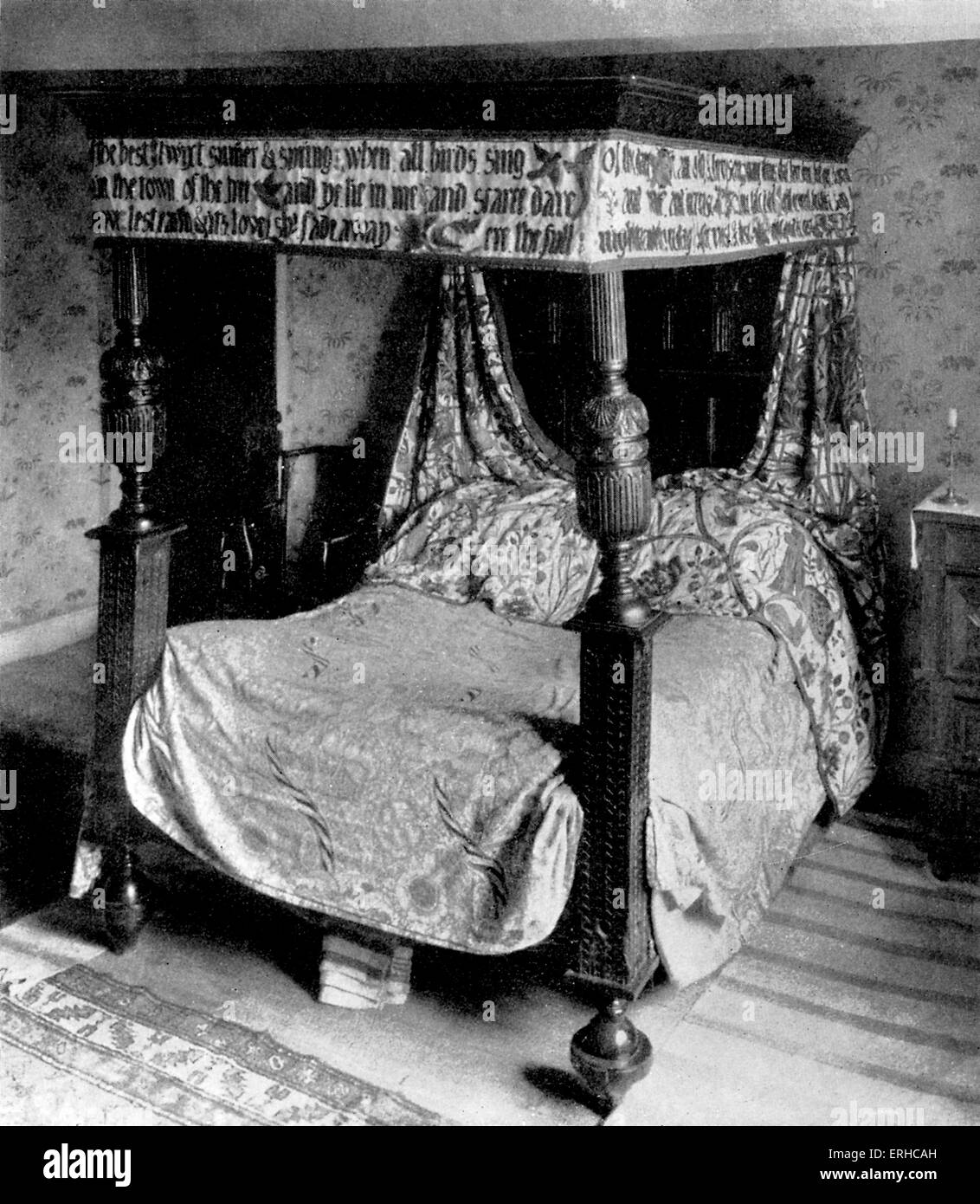 Bett von William Morris dekoriert mit Wandteppichen von seiner Tochter, kann Morris entworfen. Kelmscott Manor, Oxfordshire. Englisch Stockfoto