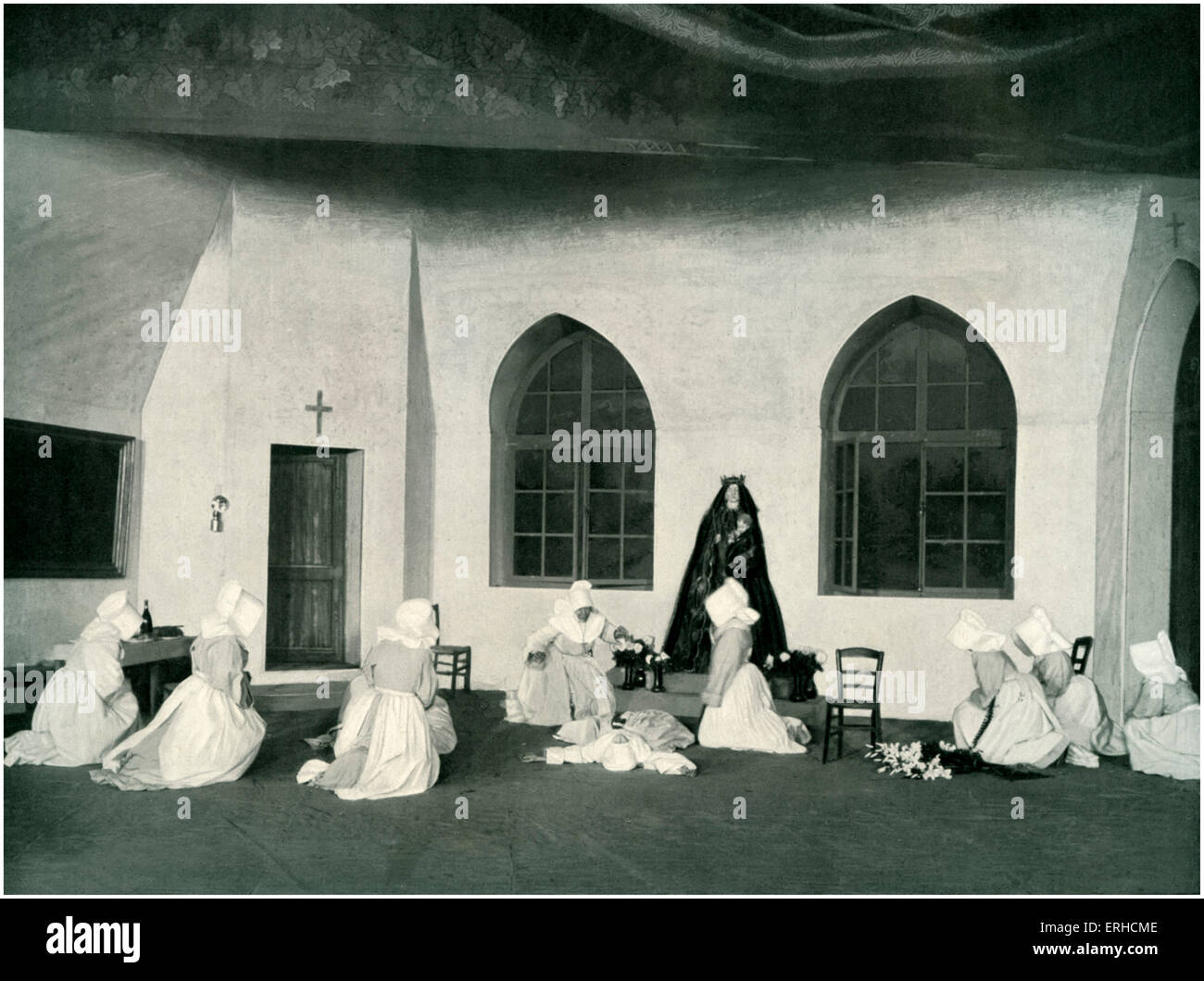 Ramuntcho von Pierre Loti am Theatre National de Direktzüge. Akt V, Szene 2 - Kloster Amezqueta. Mitte-Gruppe, von links Stockfoto