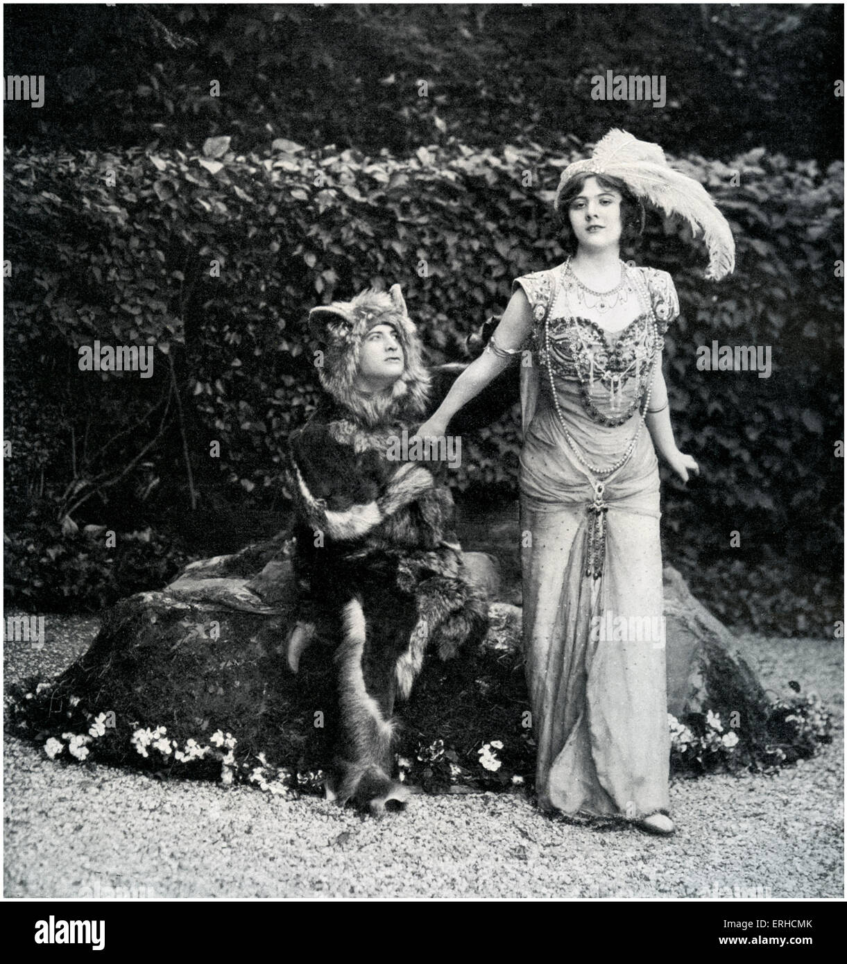 Marcel Dessones als die Bestie und Dermoz als Ruby in Beauty and the Beast von Fernand Noziere. Vom Le Theater, 1908. Stockfoto