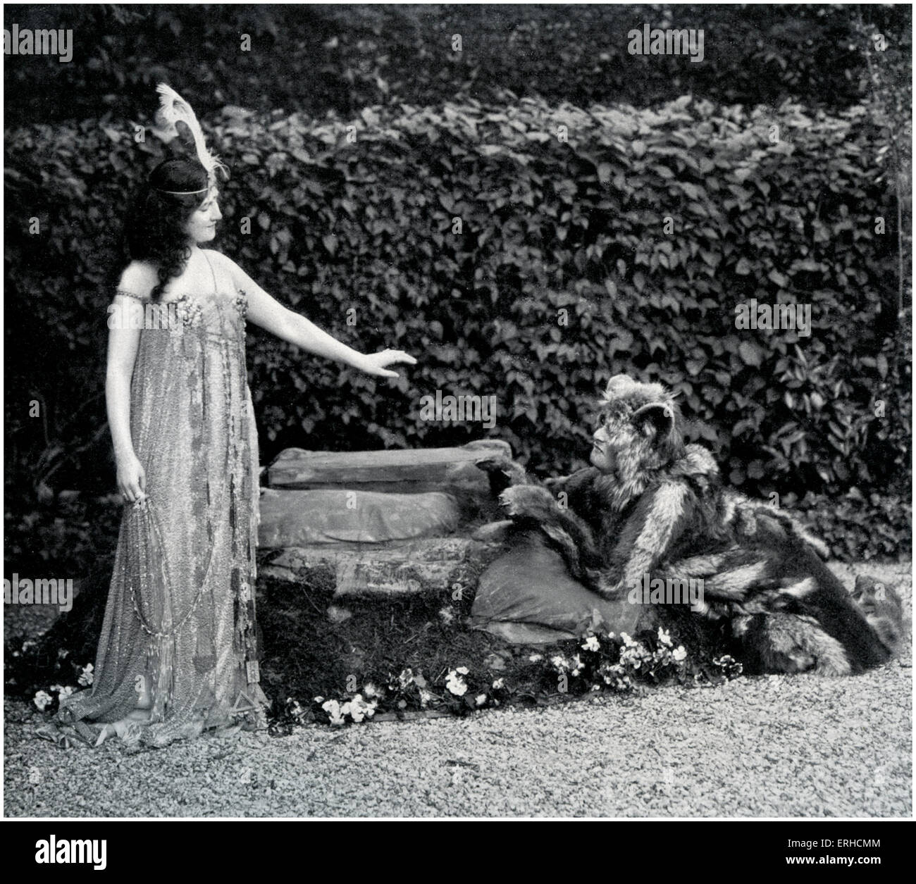 Nelly Cormon als die Fee und Marcel Dessones als das Biest in Beauty and the Beast von Fernand Noziere. Vom Le Theater, 1908. Stockfoto