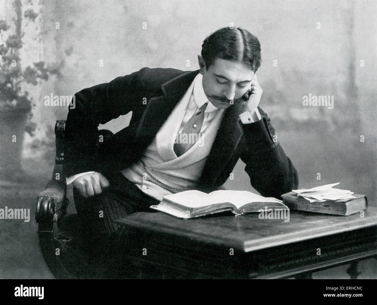 Dario Niccodemi an seinem Schreibtisch lesen. Porträt, 1912. Italienischer Schriftsteller und Dramatiker, 1874-1934. Stockfoto