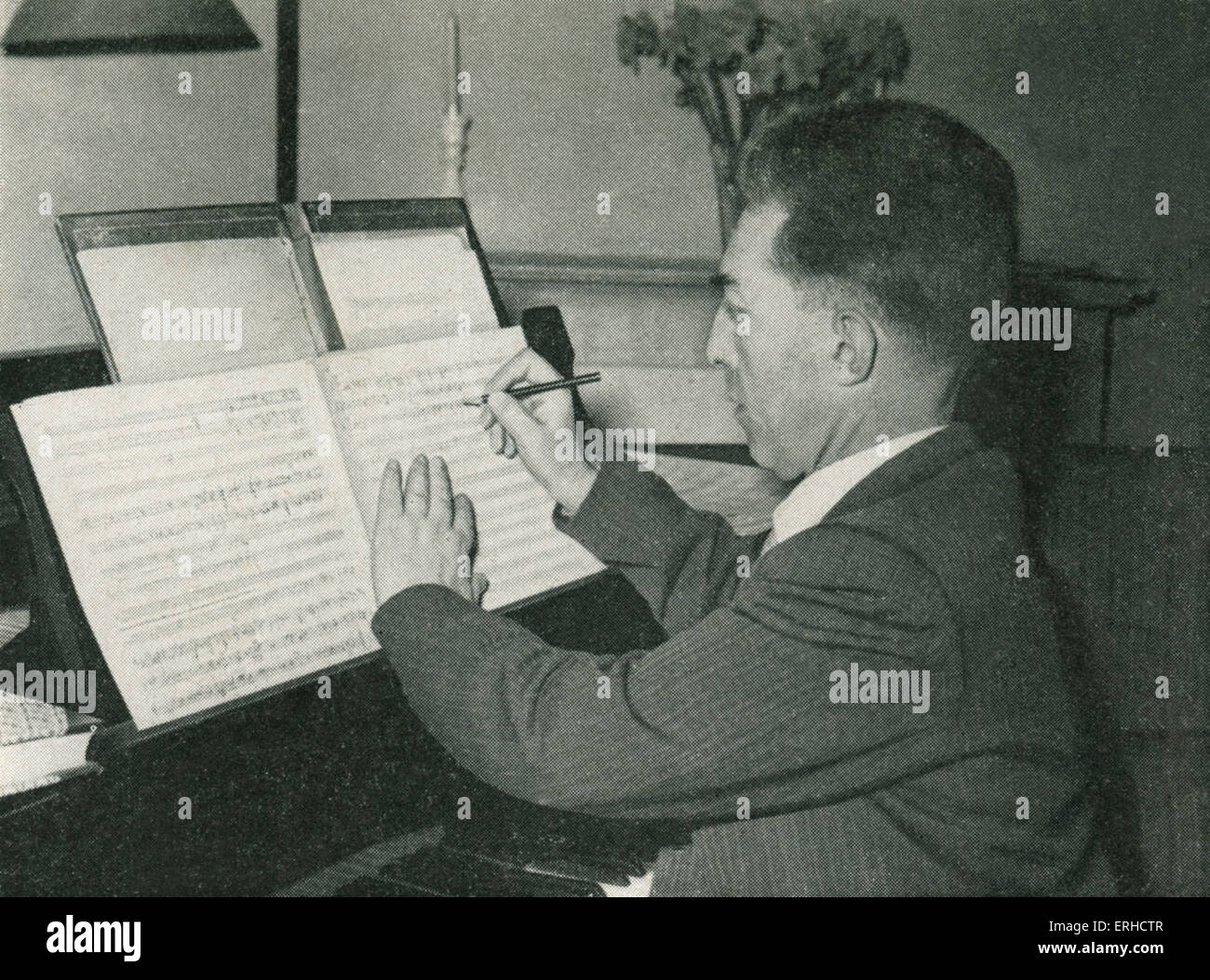 Luigi Dallapiccola am Klavier zu komponieren. Komponist, bekannt für seine zwölftönigen Kompositionen. 3. Februar 1904 – 19. Februar 1975 Stockfoto