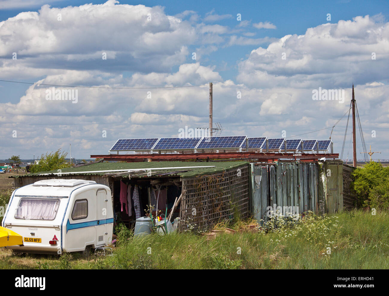 Shanty-Haus mit Sonnenkollektoren. Stockfoto