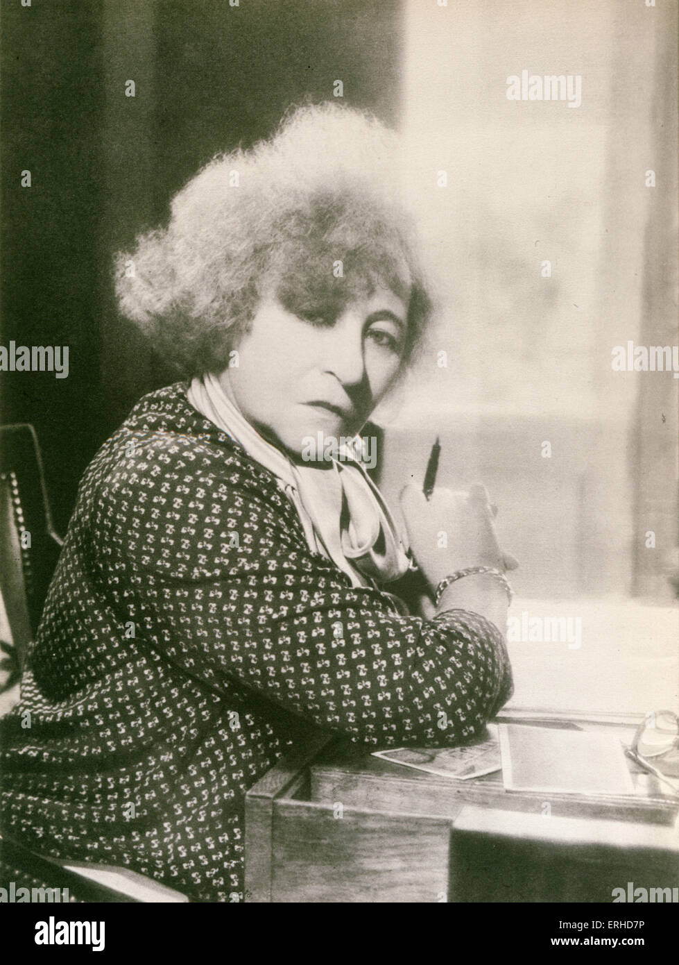 COLETTE, Sidonie Gabrielle - von Harcourt mit Feder in der hand. Französische literarische Figur der ersten Hälfte des 20. Jahrhunderts.  Schrieb der Stockfoto