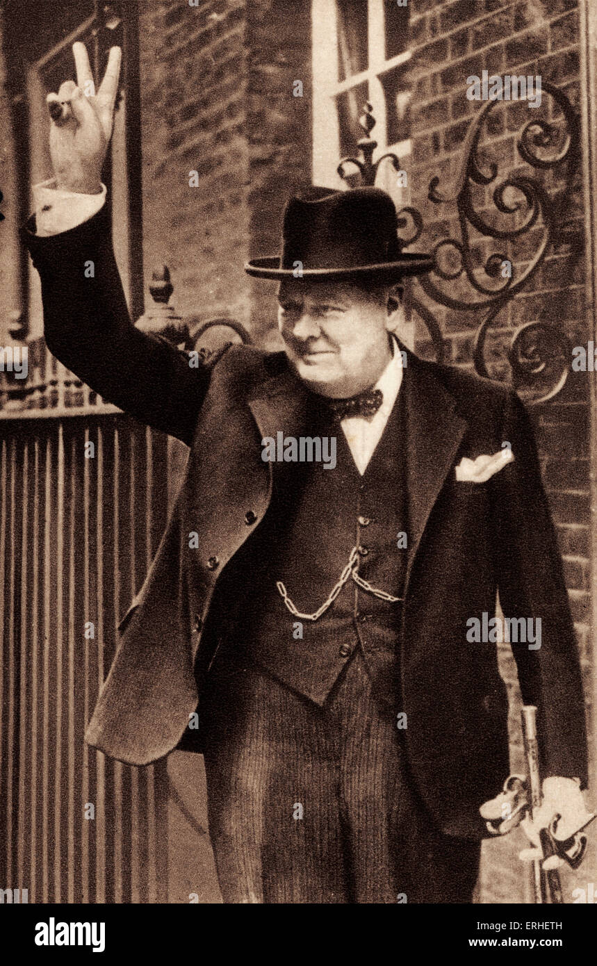 Sir Winston Churchill - Porträt des britischen Premierministers geben die Victory-Zeichen "V" am 5. Juni 1943 außerhalb 10 Downing Stockfoto