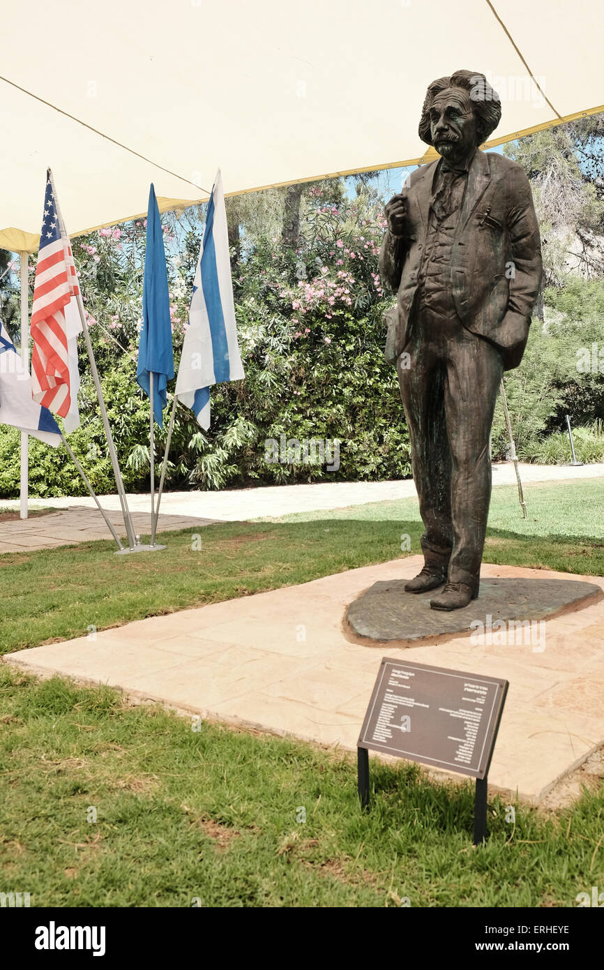 Jerusalem, Israel. 3. Juni 2015. Der Hebräischen Universität enthüllt feierlich eine 2,5 Meter hohe Bronzestatue von Albert Einstein auf dem Edmond J. Safra Campus anlässlich 100 Jahre seit Einsteins Allgemeine Relativitätstheorie veröffentlicht und 60 Jahre seit seinem Tod. Das Denkmal wurde vom weltweit renommierten Bildhauer Georgy Frangulyan entworfen. Bildnachweis: Nir Alon/Alamy Live-Nachrichten Stockfoto