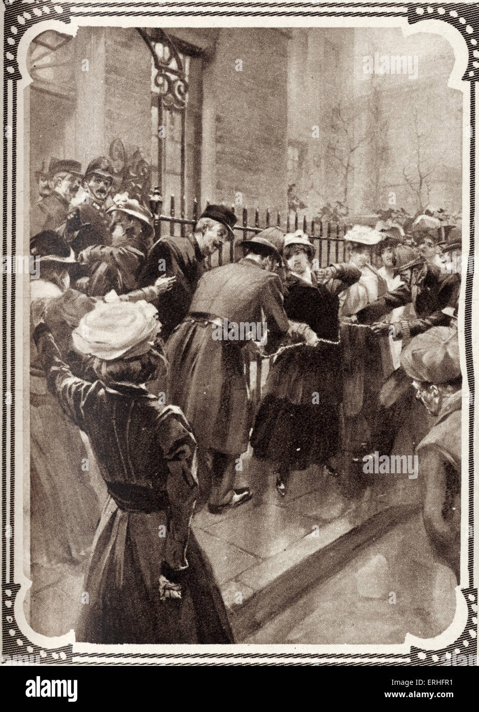 Suffragetten - angekettet Frauen an Geländer mit Polizisten außerhalb Nr. 10 Downing Street, London. Stimmrecht für Frauen, Stockfoto