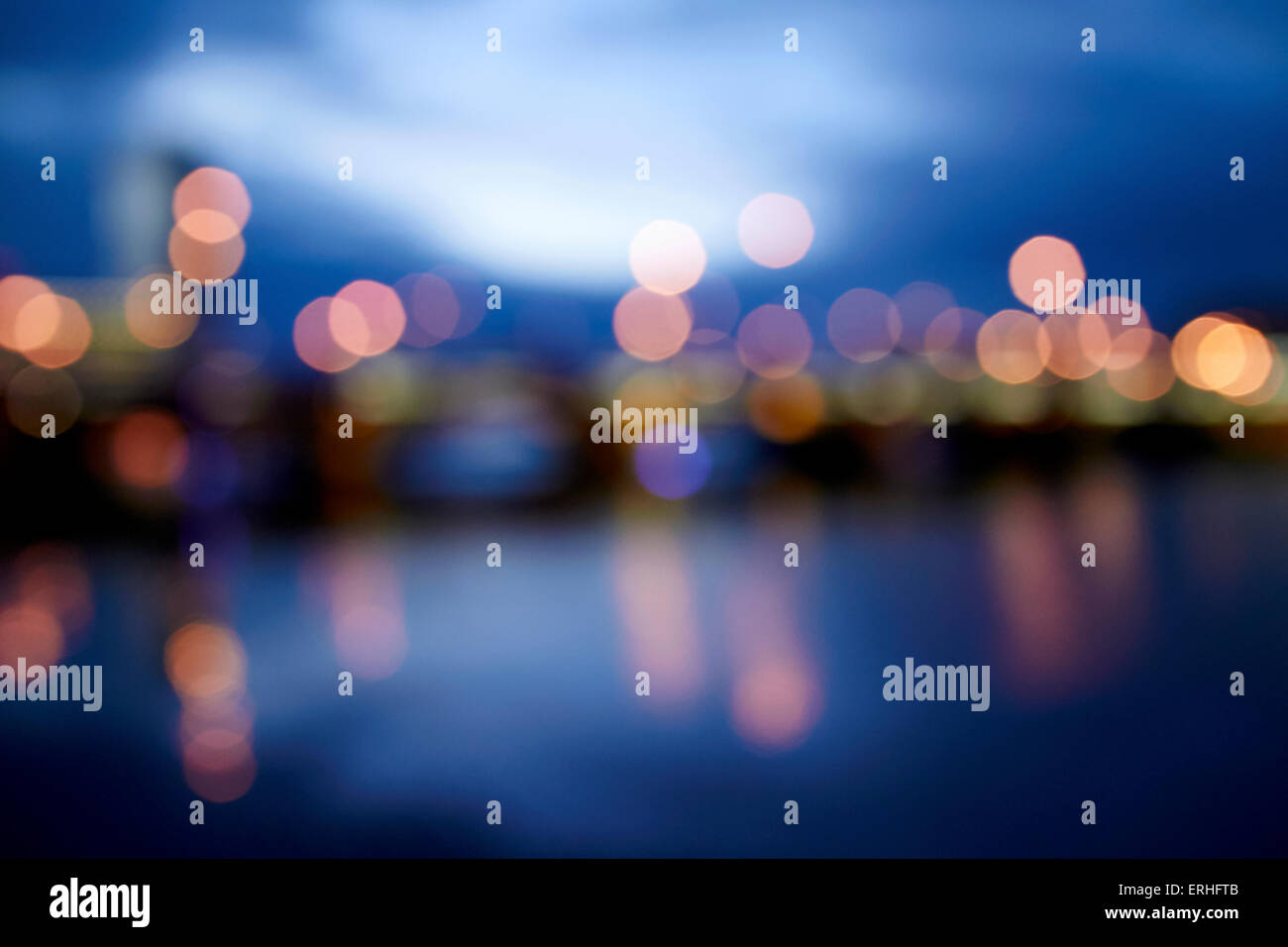 abstrakte aus Fokus Foto von Königinnen Brücke und Fluss Lagan Belfast Waterfront nachts Nordirland Vereinigtes Königreich Stockfoto