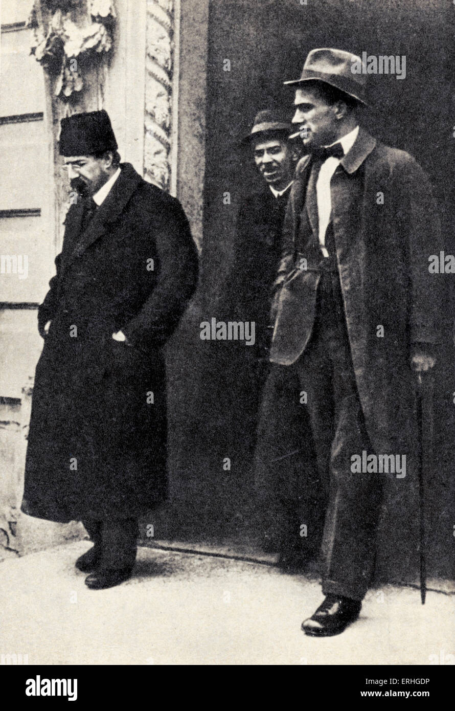 Sowjetischen Schriftsteller Vladimir Mayakovsky mit Bildungsminister Anatoli Vasilevich Lunacharsky (links) - eingesetzt von Lenin zu kontrollieren Stockfoto