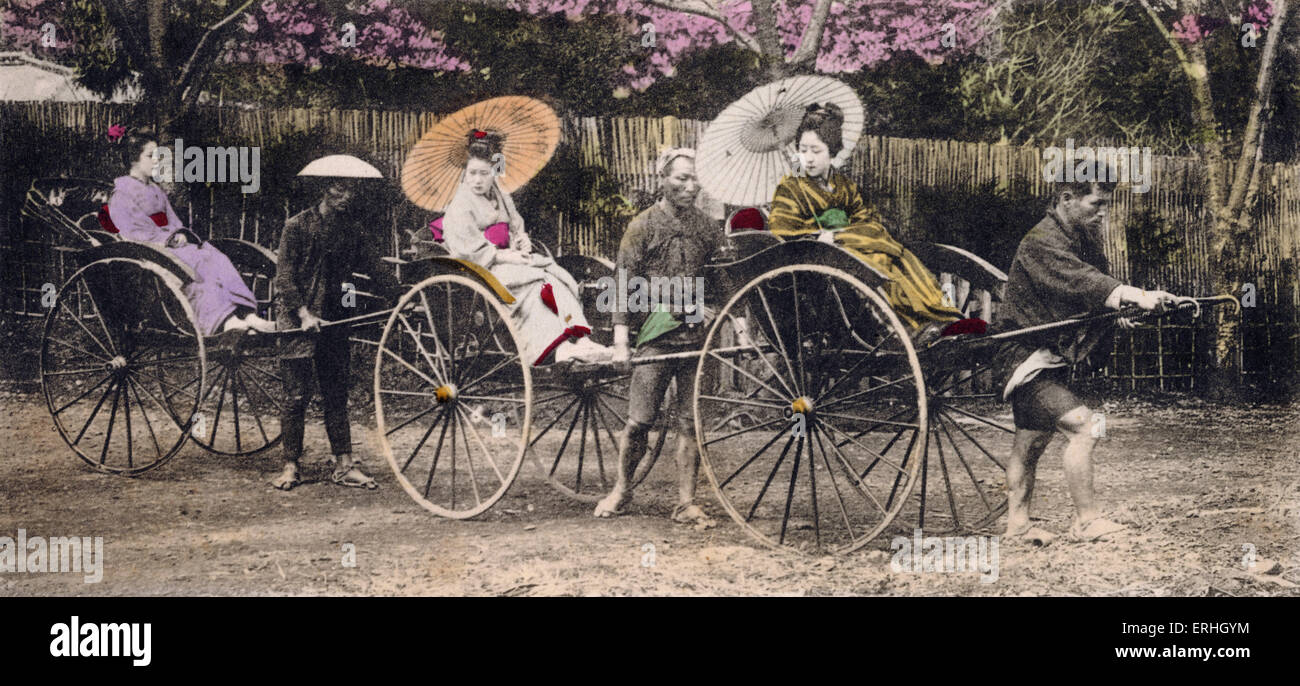 Japanerinnen in Rikschas gezogen. Sie tragen Kimonos und Sonnenschirme halten. Stockfoto