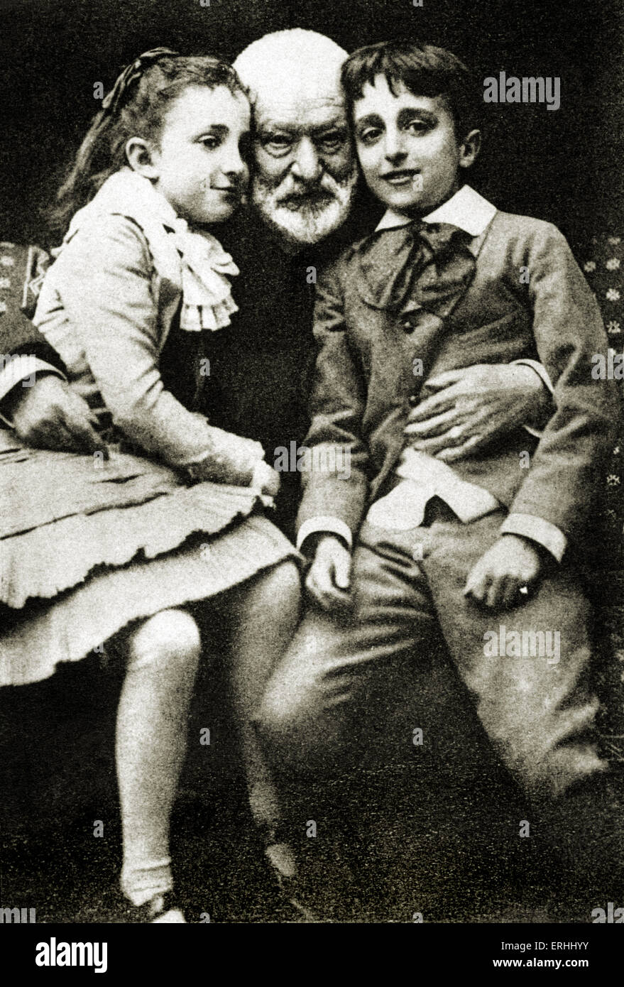 Victor Hugo - Porträt des französischen Autors zu Hause mit seinen Enkelkindern, Georges und Jeanne. 1802 bis 1885. Bildunterschrift lautet: Stockfoto