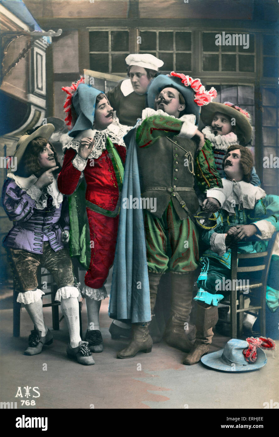 Edmond Rostand spielen Cyrano de Bergerac.    Hand-Farbfoto einer Szene mit dem Musketier und Cyrano "Quelle Stockfoto