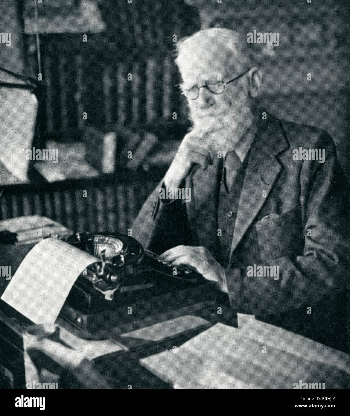 Shaw - Porträt des irischen Dramatiker, Kritiker und Nobel-Preisträger Eingabe an seinem Schreibtisch. Whitehall Theatre Stockfoto