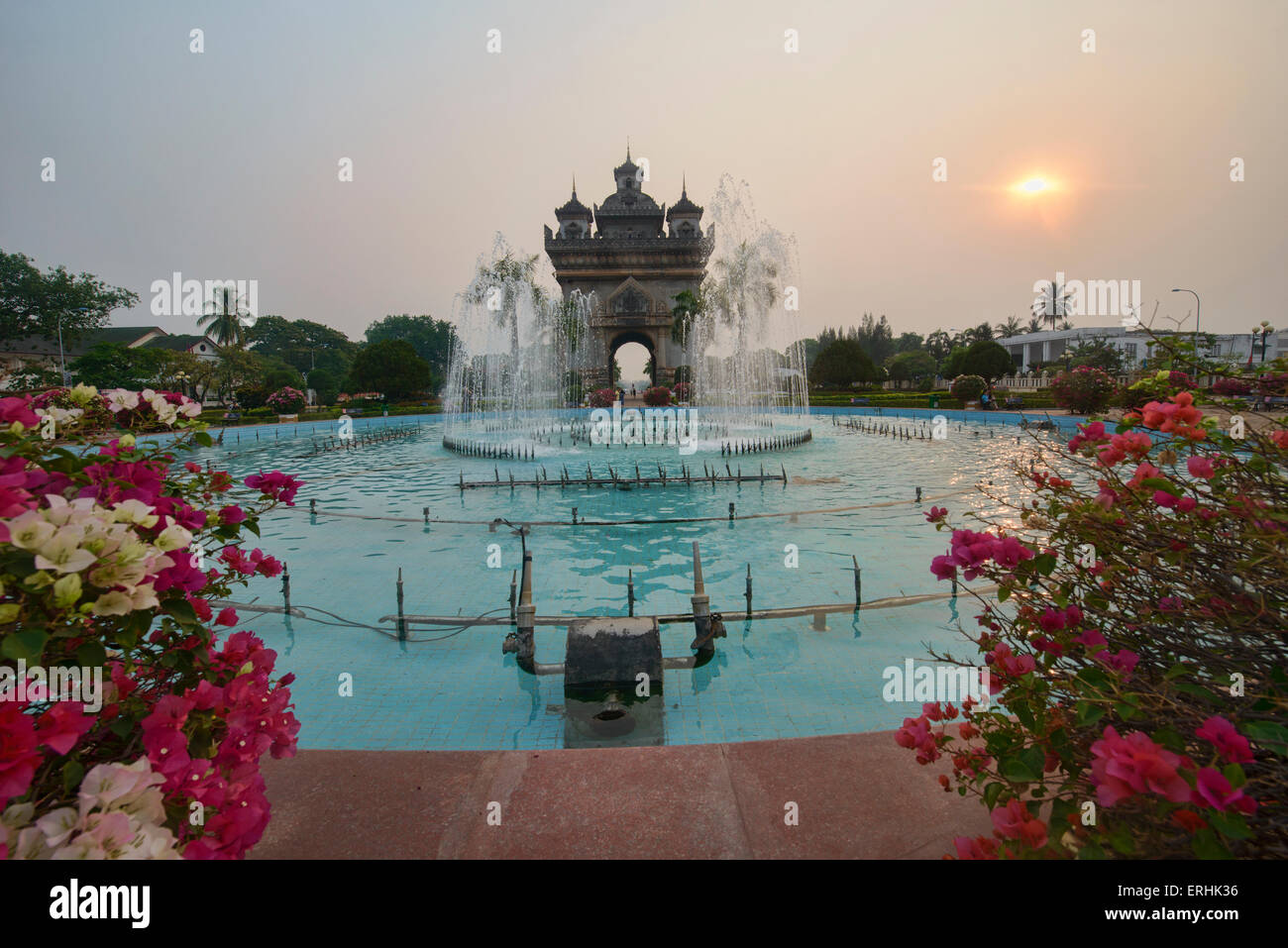 Patuxai Arch und Brunnen am Sonnenuntergang, Vientiane, Laos Stockfoto