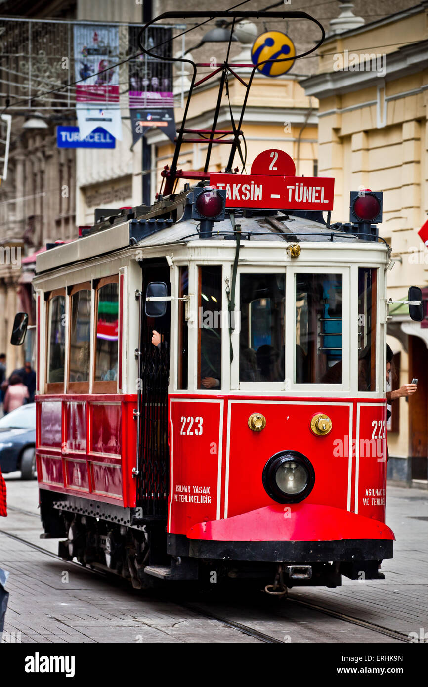 ISTANBUL, Türkei - 14. APRIL: Rote Vintage Straßenbahn in Taksim Istiklal-Straße am 14. April 2013 in Istanbul, Türkei. Taksim Istiklal Stockfoto
