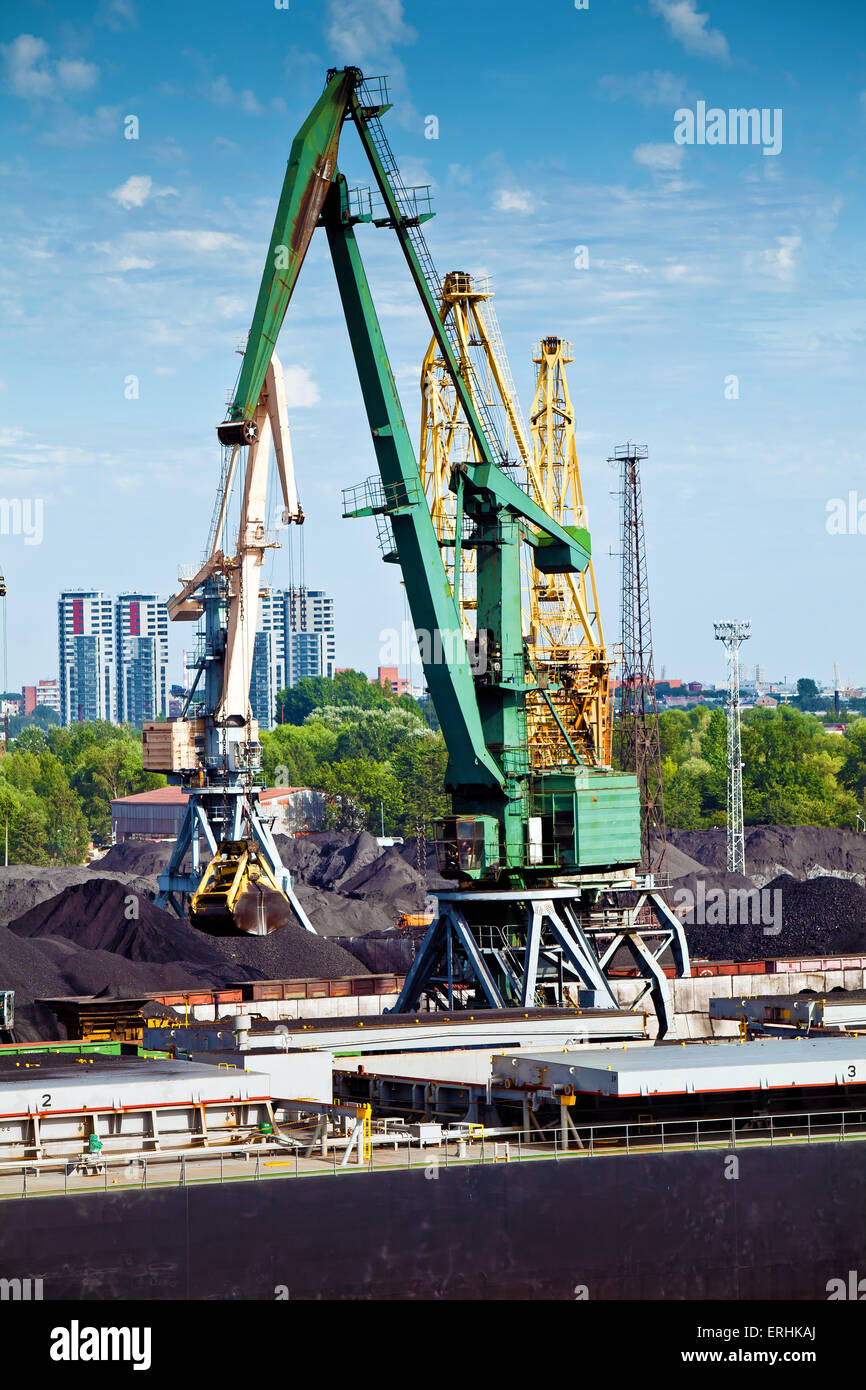 Fracht-Hafen-Infrastruktur. Kranich im Seehafen Stockfoto