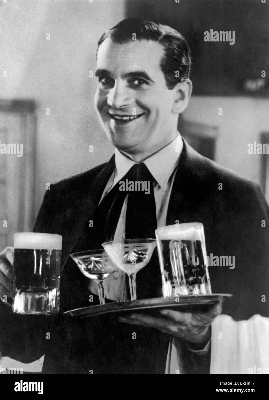 Al Jolson, US-amerikanischer Sänger und Schauspieler, mit einem Tablett an Getränken.  Film noch. 26 Mai 1886 - 23. Oktober 1950. Stockfoto