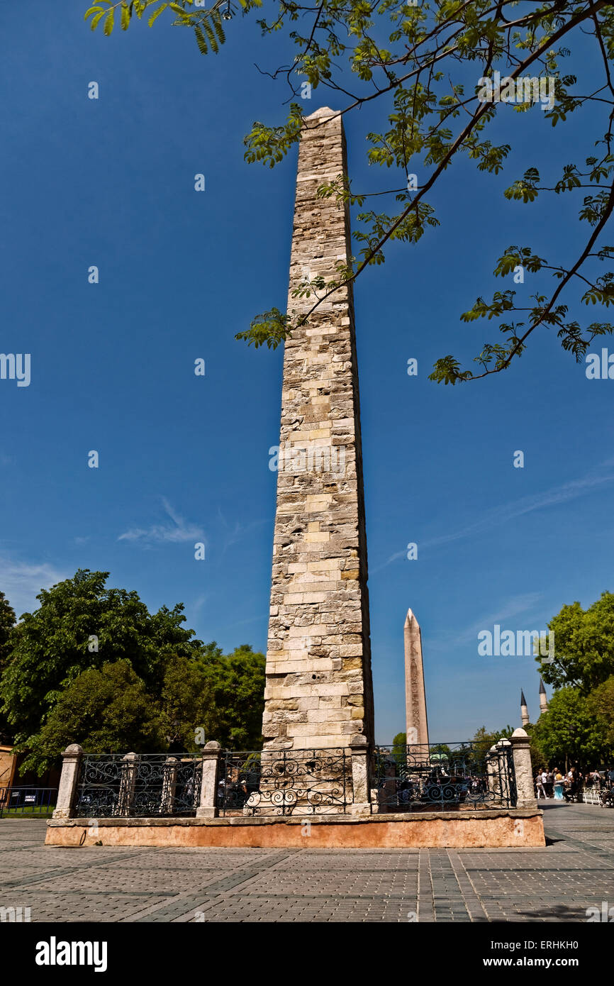 Der ummauerte Obelisk, Hippodrom-Bereich neben der blauen Moschee, Sultanahmet, Istanbul, Türkei. Stockfoto