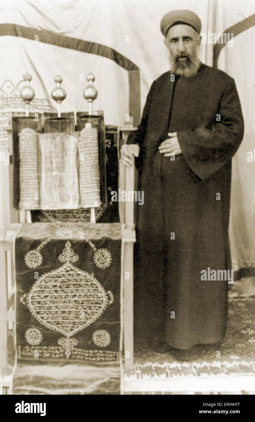 Sephardi Rabbiner neben Schriftrollen des Gesetzes (5 Bücher Mose) im Hartschalenkoffer. Stockfoto