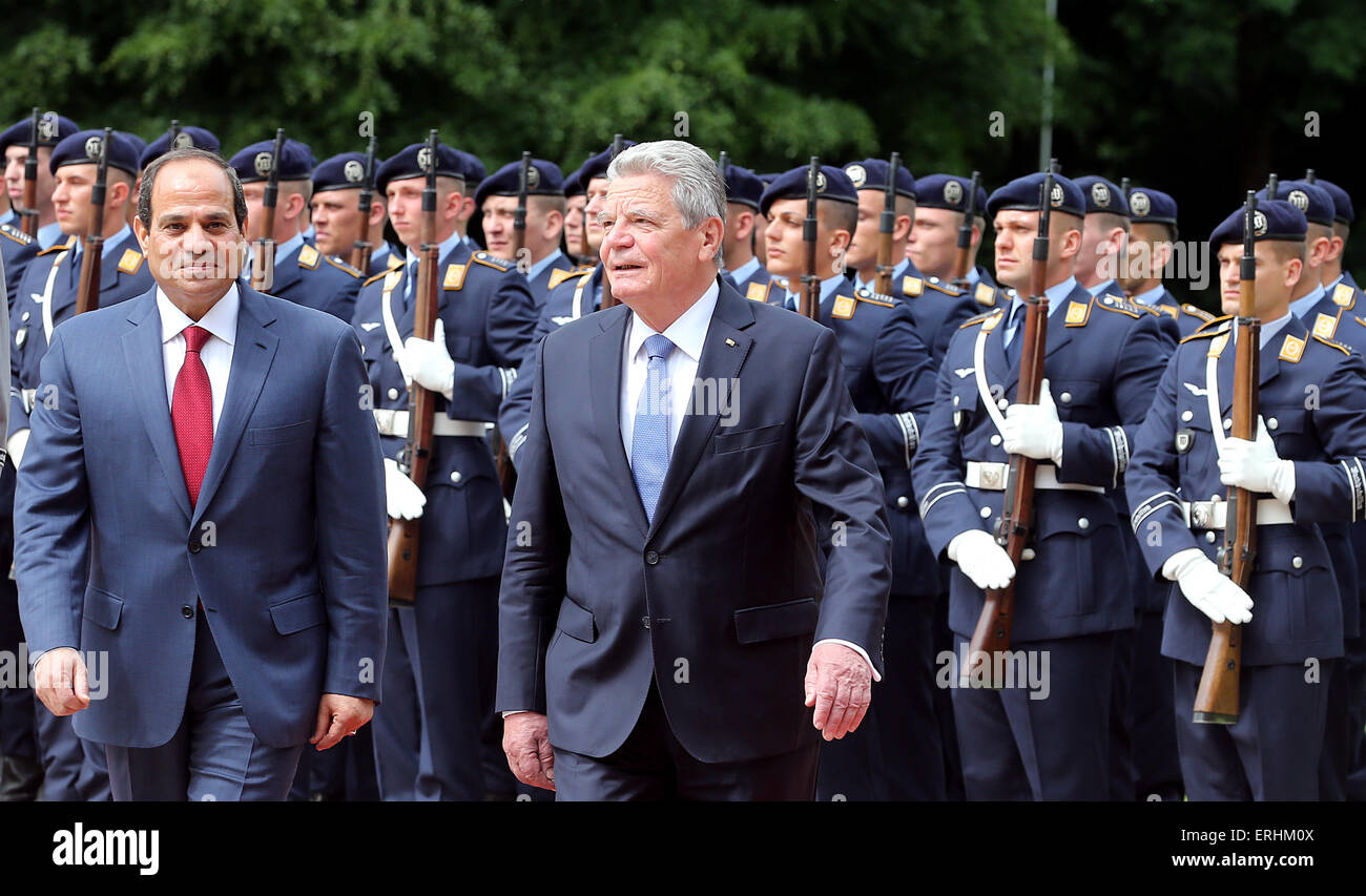 Berlin, Deutschland. 3. Juni 2015. Berlin, Deutschland. 3. Juni 2015. German President Joachim Gauck (R) begrüßt der ägyptische Präsident Abdel Fattah al-Sisi (L) mit militärischen Ehren im Garten von Bellevue Palace in Berlin, Deutschland, 3. Juni 2015. 60 - Jahre alten al-Sisi, Ägyptens Präsident im Jahr 2014 gewählt wurde, ist derzeit auf einem zweitägigen Besuch nach Deutschland und begleitet von einer Delegation der Geschäft Abgeordnetenwahl aus Ägypten. Bildnachweis: Dpa picture Alliance/Alamy Live News Stockfoto