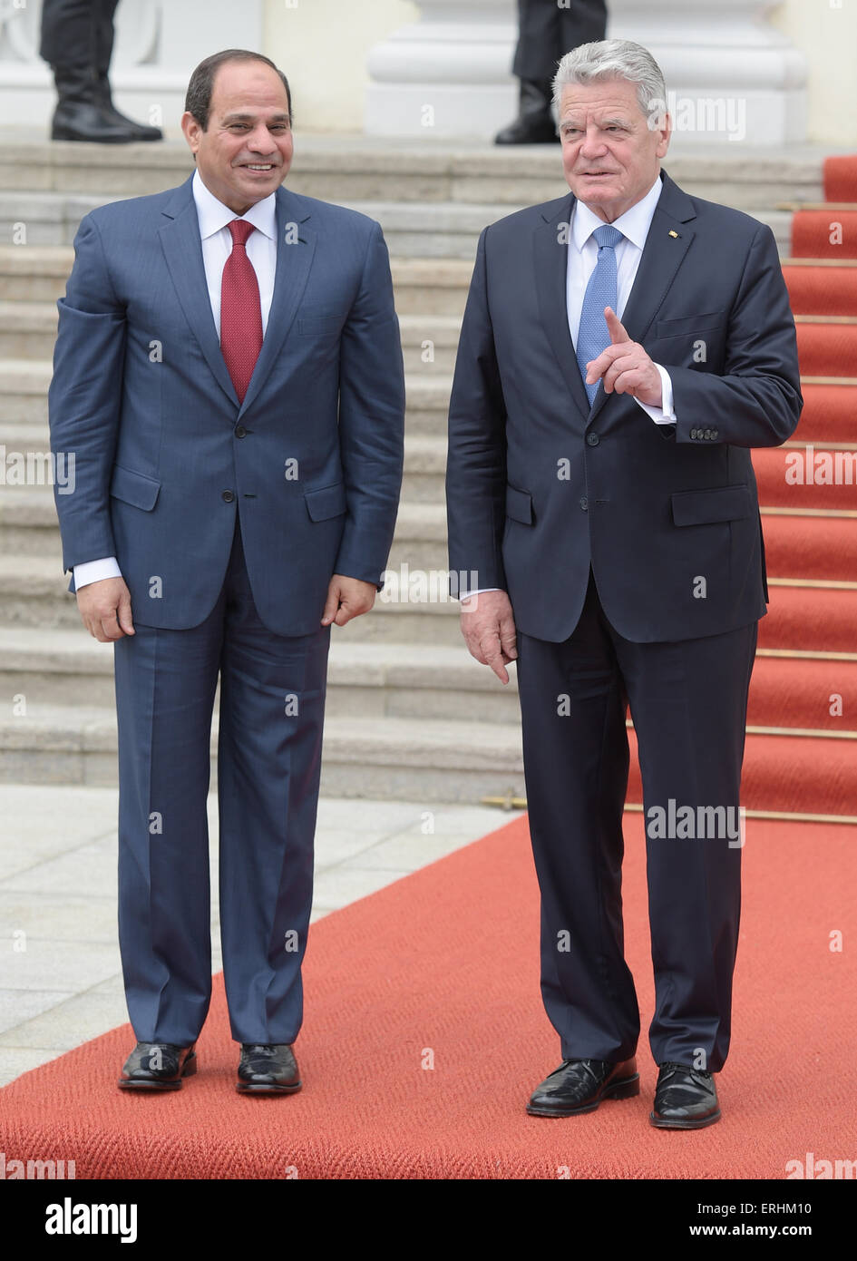 Berlin, Deutschland. 3. Juni 2015. Berlin, Deutschland. 3. Juni 2015. German President Joachim Gauck (R) begrüßt der ägyptische Präsident Abdel Fattah al-Sisi (L) vor Schloss Bellevue in Berlin, Deutschland, 3. Juni 2015. 60 - Jahre alten al-Sisi, Ägyptens Präsident im Jahr 2014 gewählt wurde, ist derzeit auf einem zweitägigen Besuch nach Deutschland und begleitet von einer Delegation der Geschäft Abgeordnetenwahl aus Ägypten. Bildnachweis: Dpa picture Alliance/Alamy Live News Stockfoto