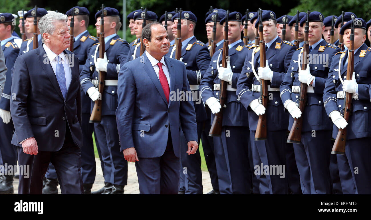 Berlin, Deutschland. 3. Juni 2015. Berlin, Deutschland. 3. Juni 2015. Deutscher Präsident Joachim Gauck (L) begrüßt der ägyptische Präsident Abdel Fattah al-Sisi (R) mit militärischen Ehren im Garten von Bellevue Palace in Berlin, Deutschland, 3. Juni 2015. 60 - Jahre alten al-Sisi, Ägyptens Präsident im Jahr 2014 gewählt wurde, ist derzeit auf einem zweitägigen Besuch nach Deutschland und begleitet von einer Delegation der Geschäft Abgeordnetenwahl aus Ägypten. Bildnachweis: Dpa picture Alliance/Alamy Live News Stockfoto