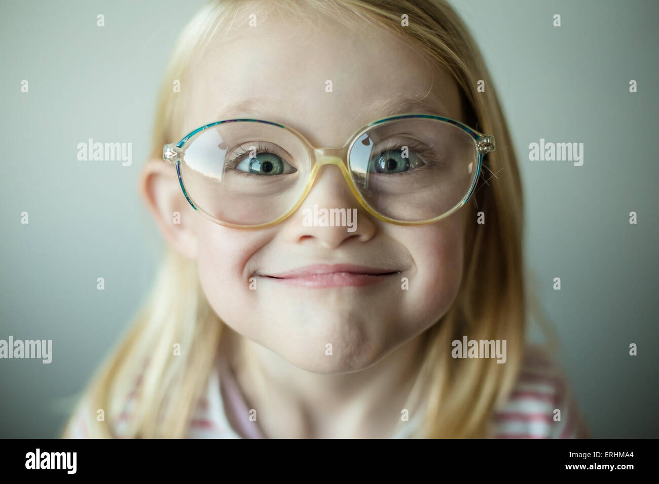 Mädchen mit Brille ein dummes Gesicht machen Stockfoto