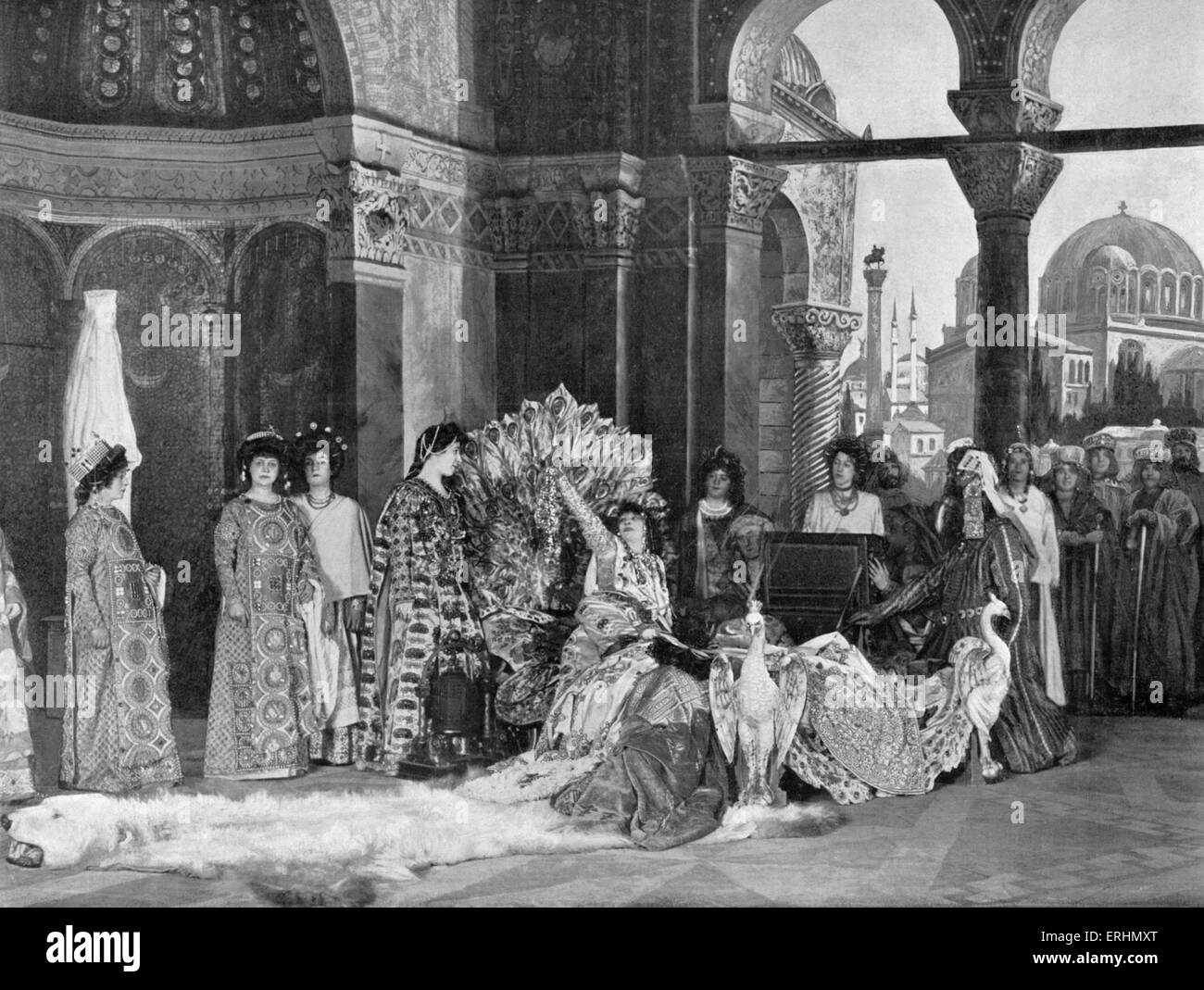 Sarah Bernhardt in der Titelrolle Sardouss Theodora Szene aus dem 1. Tableau - Une Salle du Palais de Stockfoto