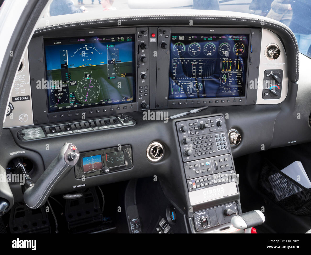 die High-Tech-"alle" Glascockpit eine Cirrus 22 t/GTS zwei Sitzer Freizeit Flugzeuge bei Aerexpo 2015-Luftfahrt-Event im Unternehmen airfi Stockfoto