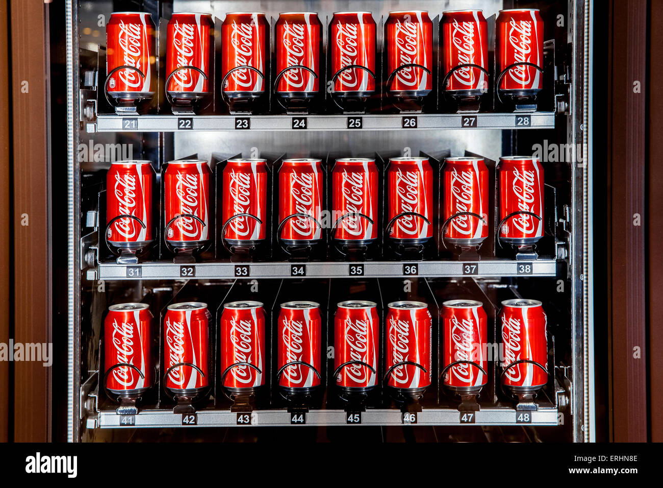 Moskau, Russland - März 15: Automaten voller Coca-cola-Dosen in Moskau am 13. März 2015. Coca-Cola ist ein kohlensäurehaltiges Stockfoto