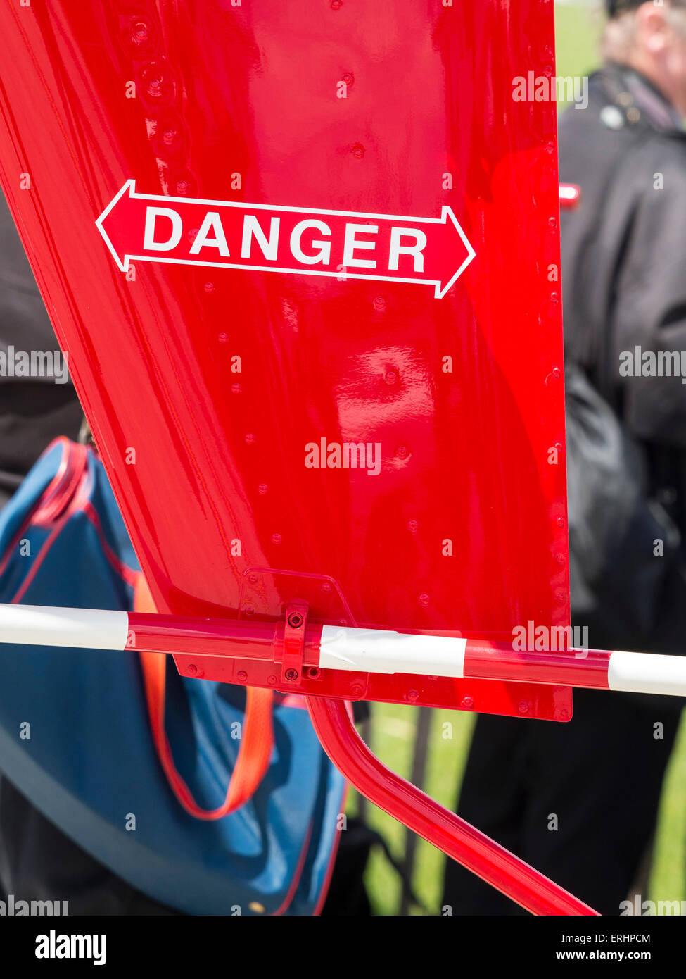 Warnschild "Gefahr" in der Nähe von der Heckrotor eines Robinson Freizeit Hubschraubers am Aerexpo 2015-Luftfahrt-Event, Airfield Unternehmen noch Stockfoto