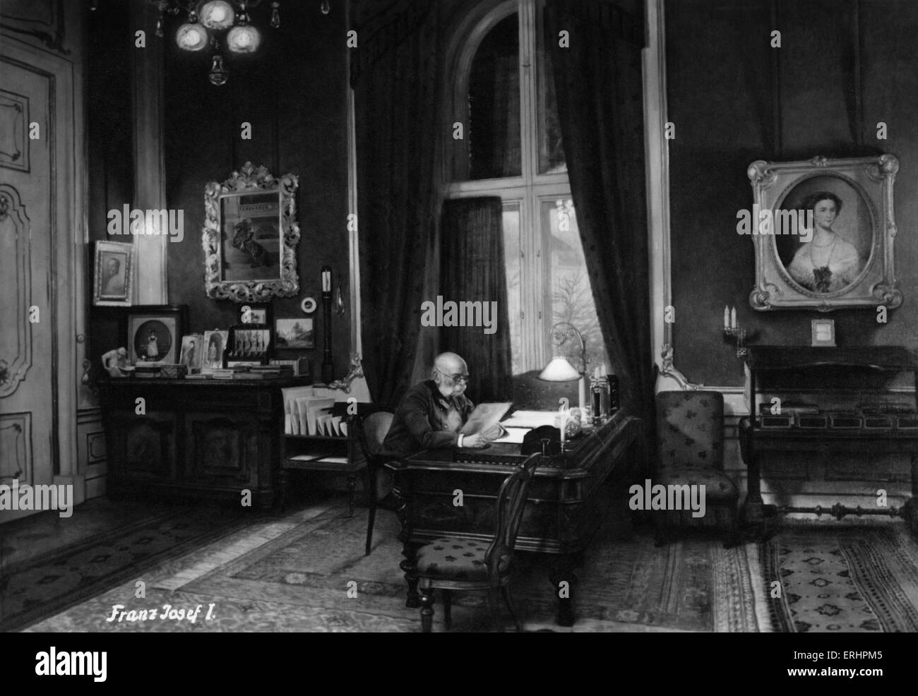 Franz Joseph ich - an seinem Schreibtisch in Schönbrunn - / Schloss Schönbrunn, Vienna.  Kaiser von Österreich, König von Ungarn, König von Böhmen Stockfoto