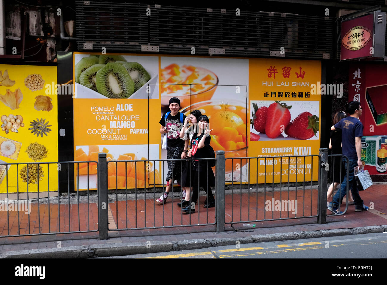 Drei junge Hong Kongers Überfall für Fotografen Stockfoto