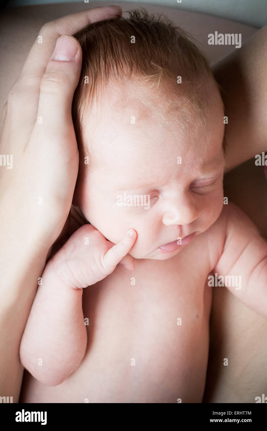 Kleines Baby auf die Hand der Mutter schlafen Stockfoto