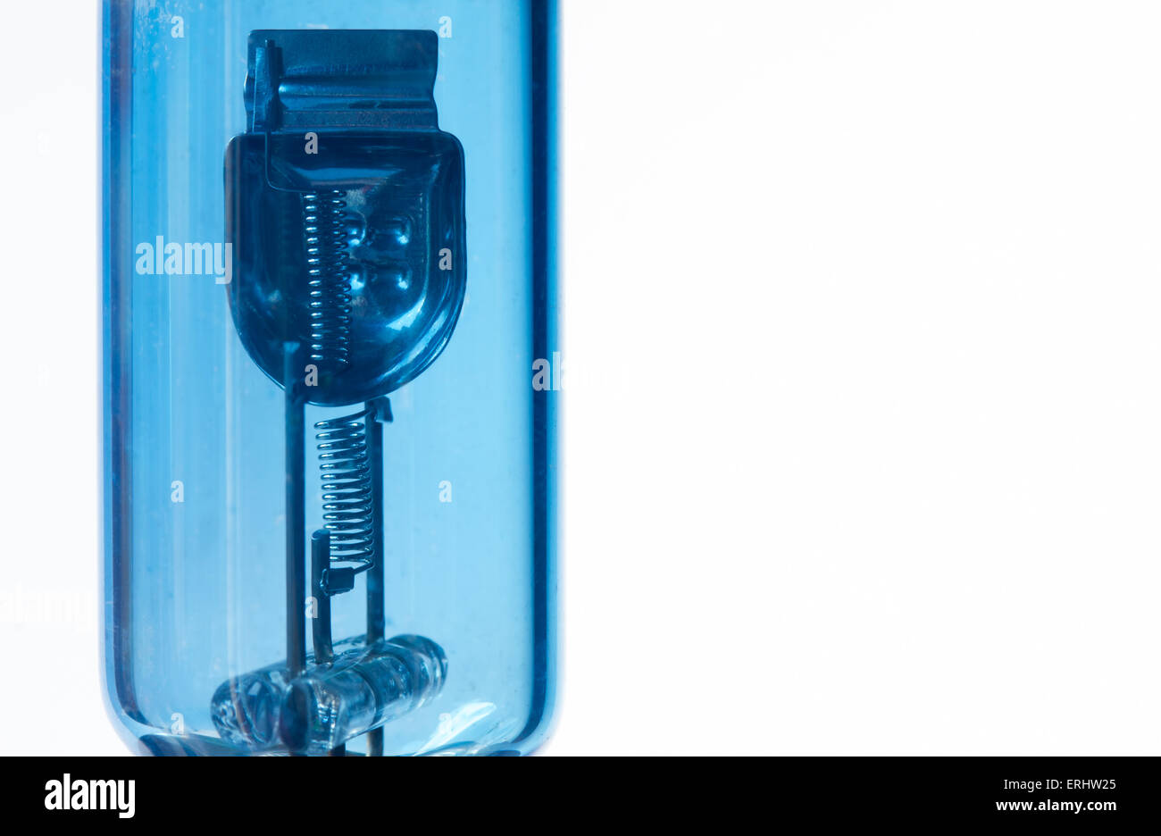 Blaues Auto Scheinwerfer Halogenbirne hautnah Stockfoto