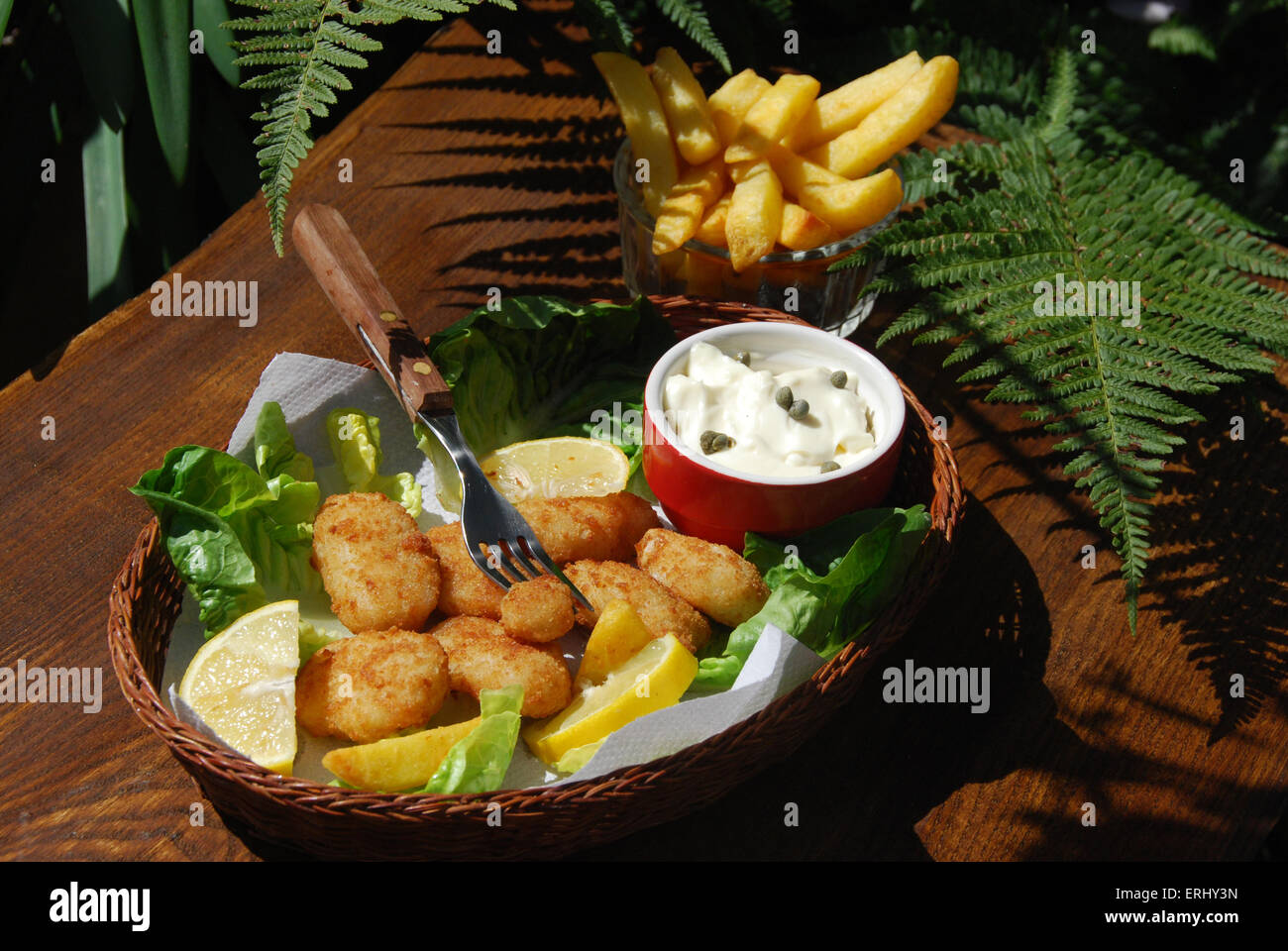 Scampi und Chips in einem Korb mit Sauce Ta Ta Stockfoto
