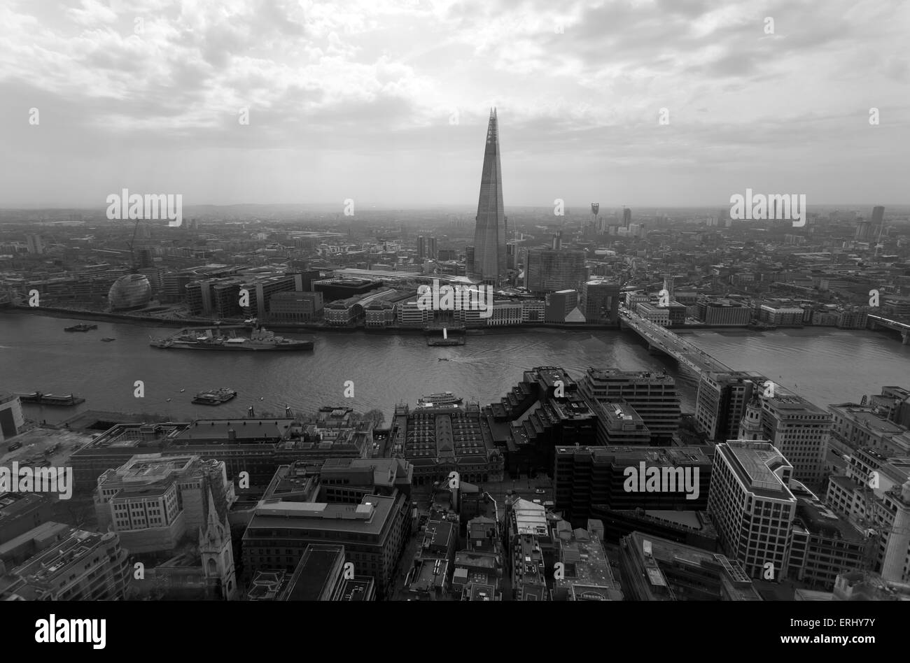 Ein schwarz-weiß Bild zeigt das Luftbild mit Blick auf die Scherbe von der Open-Air-Terrasse des Sky Garden. Stockfoto