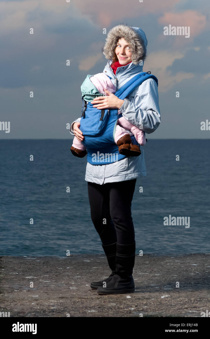 Lifestyle-Porträt der jungen Mutter und Baby im freien Stockfoto