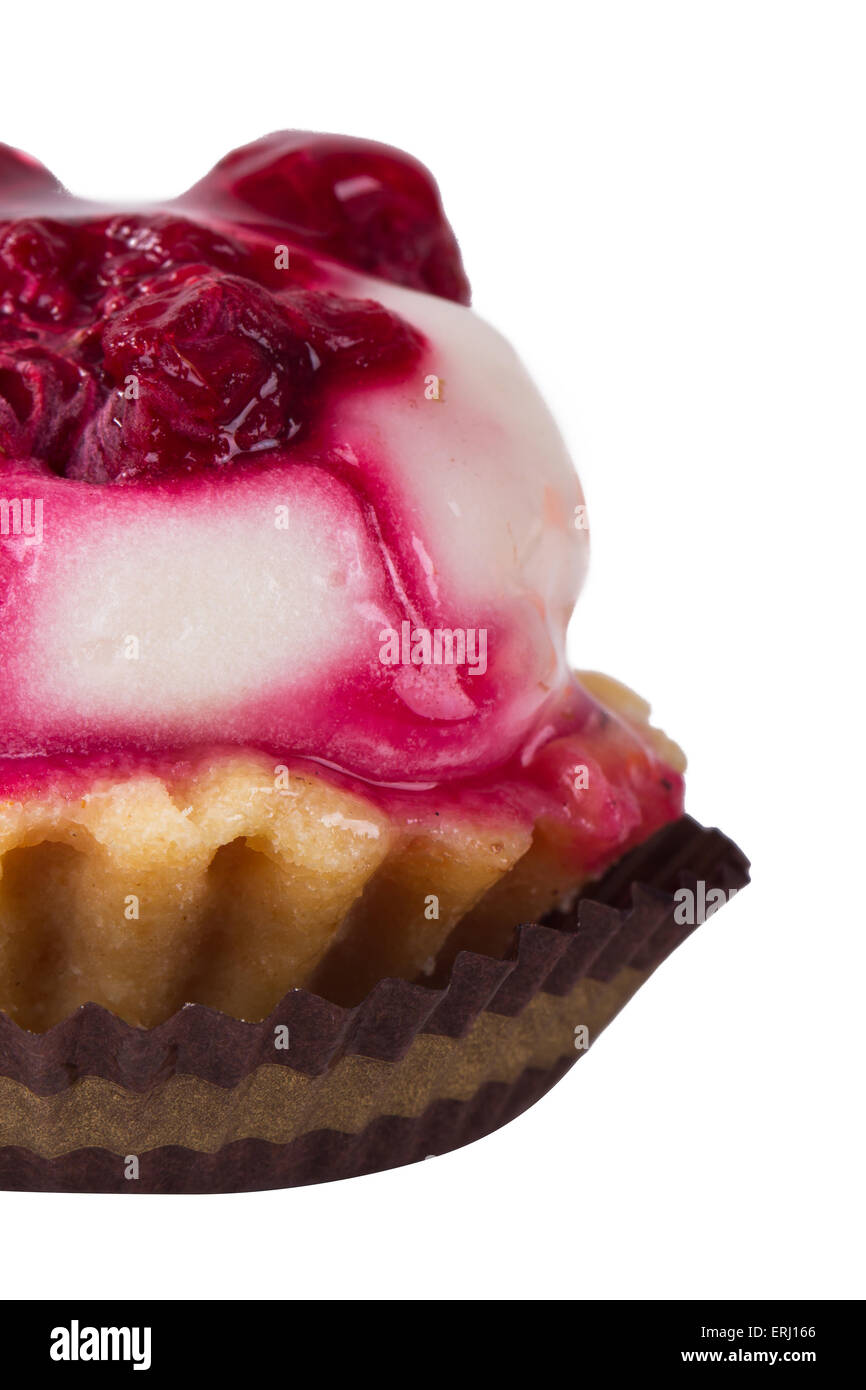 Seitenansicht der Kirsche leckere Kuchen, isoliert auf weißem Hintergrund. Stockfoto